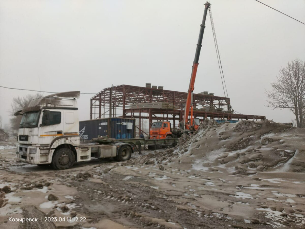 Стройплощадку под новый спортзал в поселке Козыревск на Камчатке расчищают от вулканического пепла
